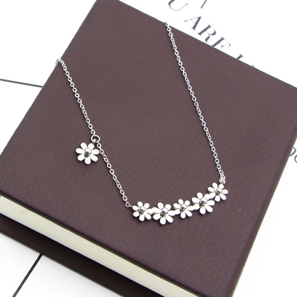 Jewelry - Stainless steel 6 Daisy Necklace